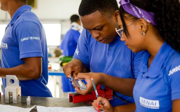 Alunos em aula prática no curso técnico Senai
