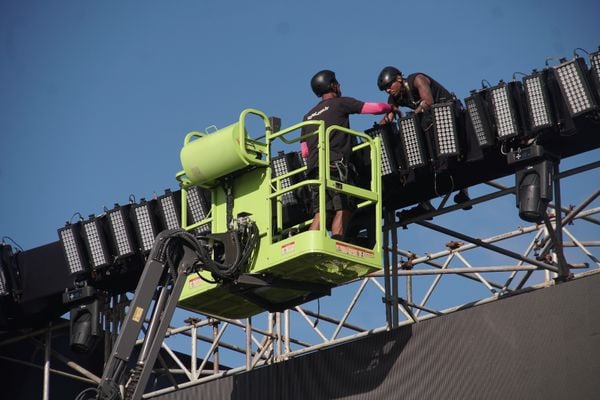 Operários na montagem da iluminação do Festival Vairada