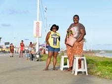 Imagem - Pretos, jovens e com ensino médio incompleto: conheça o perfil dos trabalhadores de praia de Salvador