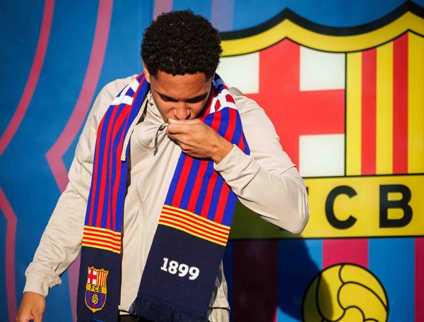 Vitor Roque vestiu as cores do Barcelona e conheceu a estrutura do clube por Divulgação/Barcelona
