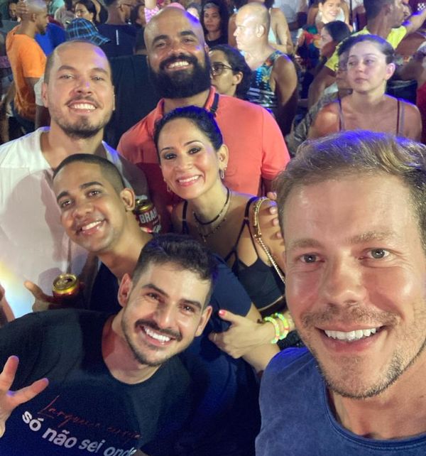 Breno, no canto direito, com amigos no Festival da Virada 2022