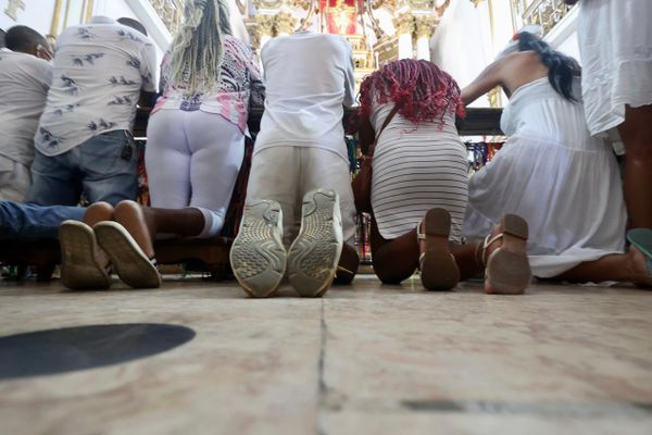 Fiéis rezam na Igreja do Bonfim por Marina Silva/CORREIO