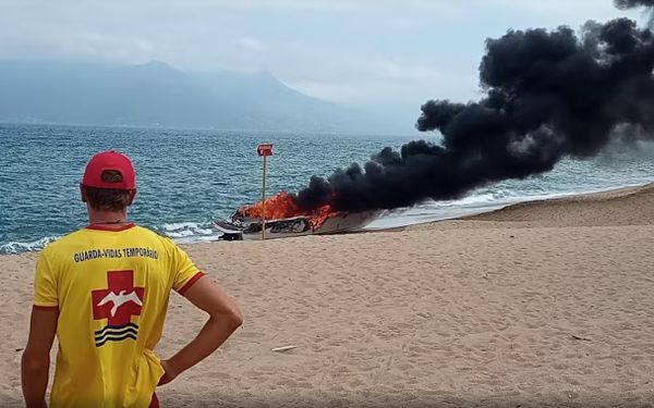 Lancha pegou fogo no litoral de São Paulo