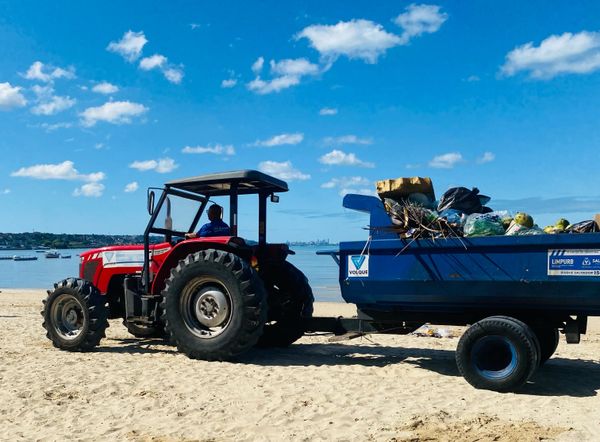 No verão, a Prefeitura intensifica as ações de limpeza das praias e promove iniciativas socioeducativas