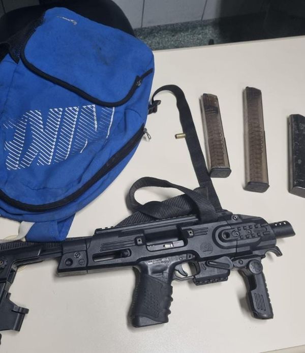 Arma austríaca foi apreendida com suspeito no Nordeste de Amaralina por Divulgação/SSP
