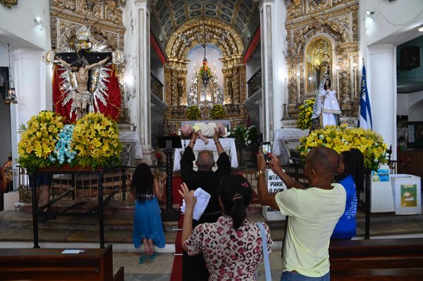 Fiéis acompanharam a missa na Igreja de Nossa Senhora da Boa Viagem, na Cidade Baixa