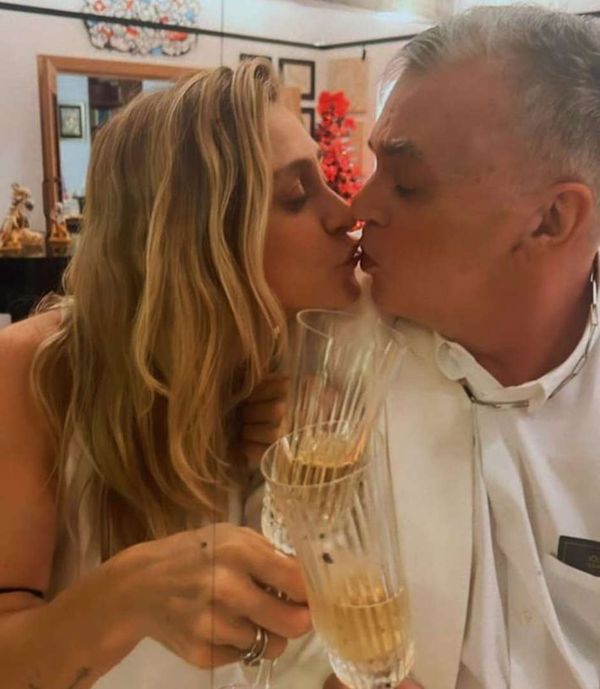 Amora Mautner e Walcyr Carrasco dão selinho em festa de réveillon
