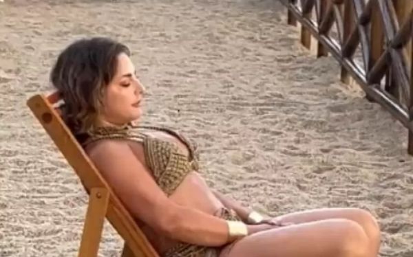 'Esquisitinha e sozinha', Kéfera Buchmann define sua virada de ano