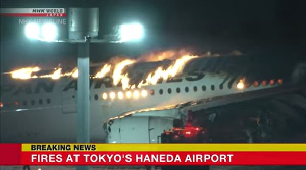 Avião com 379 pessoas pega fogo após colidir com aeronave da Guarda Costeira no Japão