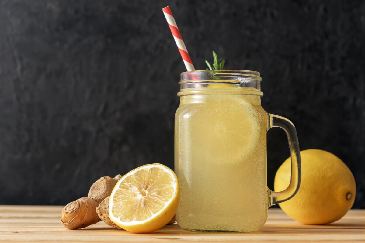 [Edicase]Suco de limão com gengibre (Imagem: ZOLDATOFF | Shutterstock) por  
