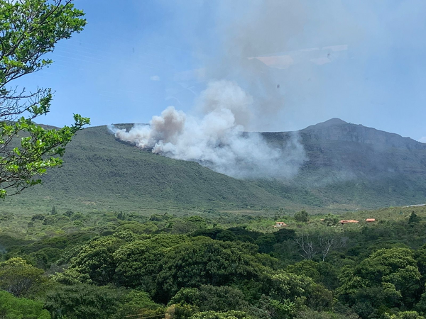 Incêndio avançou em direção a região de Águas Claras e podia ser visto de Lençóis, a 72 quilômetros de distância