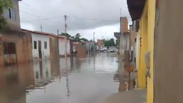 Água da chuva invadiu casas no município de Barra