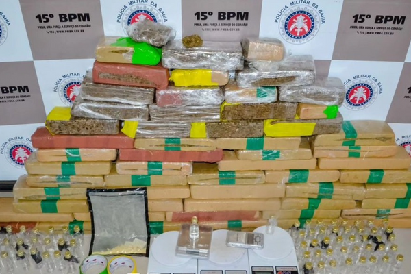 Foram apreendidos 53 tabletes de maconha, 16 porções de droga sintética, frascos de lança-perfume e cinco balanças por Divulgação/PM