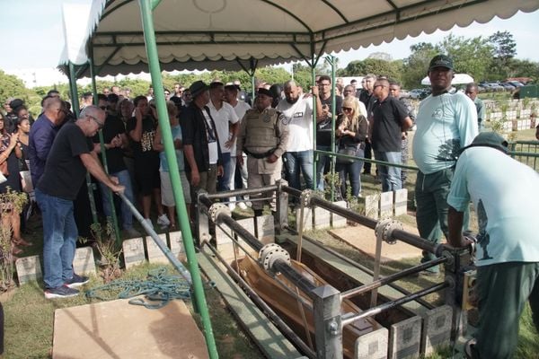 Momento em que o corpo do policial é enterrado