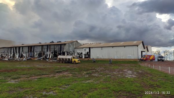 O incêndio atingiu dois galpões de armazenamento de algodão