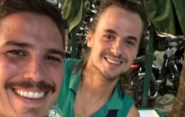 Rômulo Arantes visita amigo na barraca