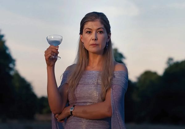 A maravilhosa Rosamund Pike é dona do texto mais afiado de Saltburn