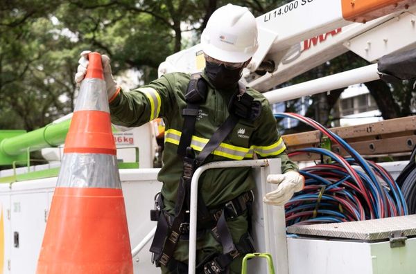 Eletricistas da Coelba fazem reparos