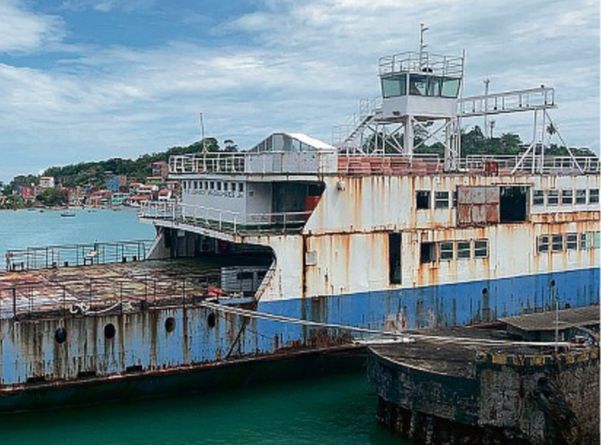 Ferryboat em situação de degradação
