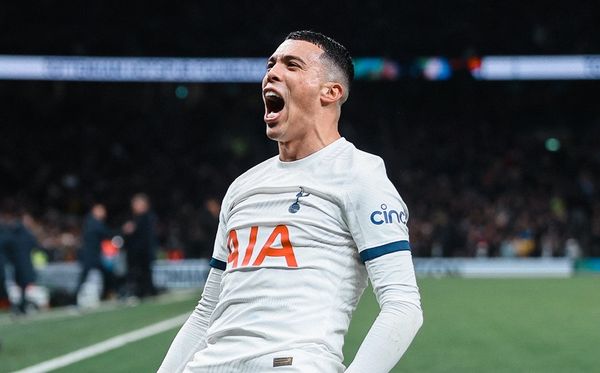 Pedro Porro comemora o gol do Tottenham sobre o Burnley