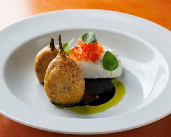 Tempurá de Jiló com burrata e servido com tartare de tomate e torrada