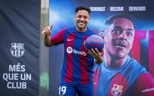 Vitor Roque foi apresentado oficialmente pelo Barcelona por Sara Gordon/FC Barcelona