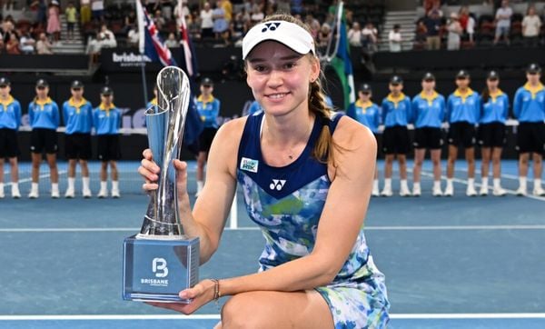 Elena Rybakina exibe taça de campeã do Torneio de Brisbane