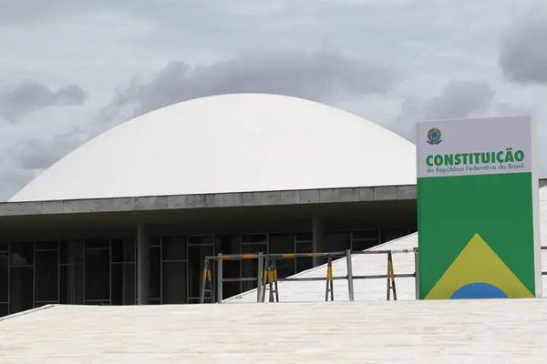  Réplica da Constituição Brasileira é instalada em frente ao Congresso Nacional 