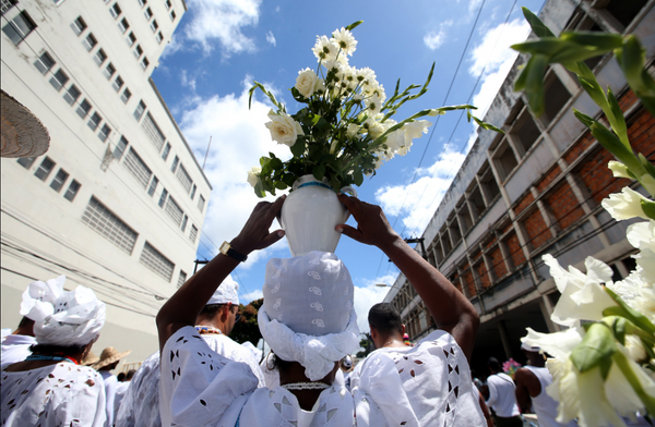 Baianas representam as religiões de matriz africana durante a festa