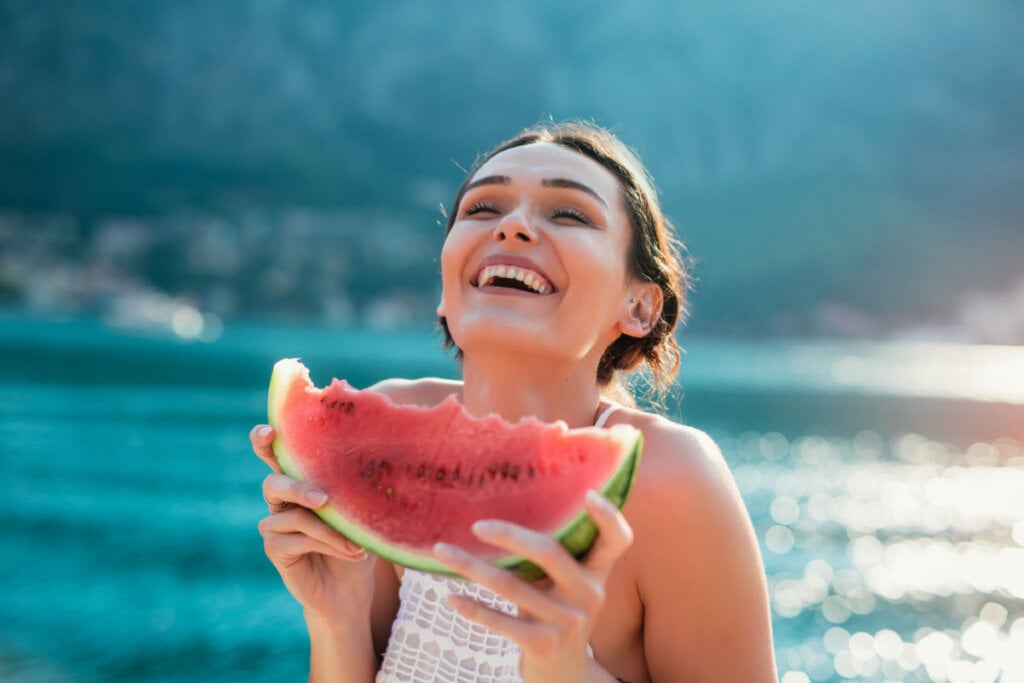 Além de saborosa, a melancia é um dos alimentos mais refrescantes do verão (Imagem: adriaticfoto | Shutterstock) por  