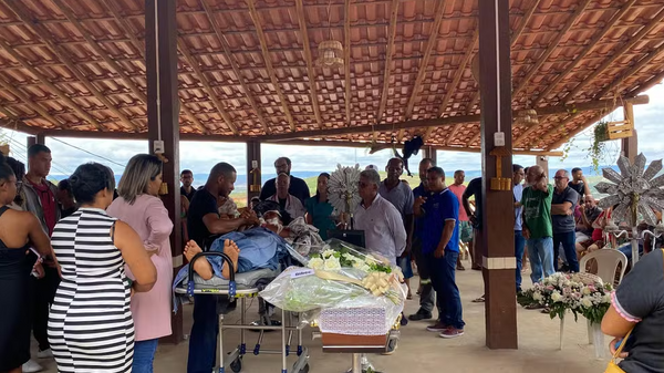Mãe vela o corpo da filha em uma maca de hospital