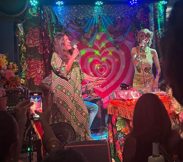 Regina Casé e Mãeana na Casa da Mãe