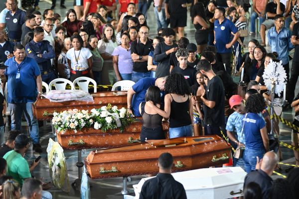 Velório teve início às 20 horas de segunda (8)