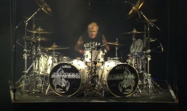 Morre James Kottak, ex-baterista do Scorpions, aos 61 anos