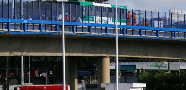 Ônibus está parado no viaduto