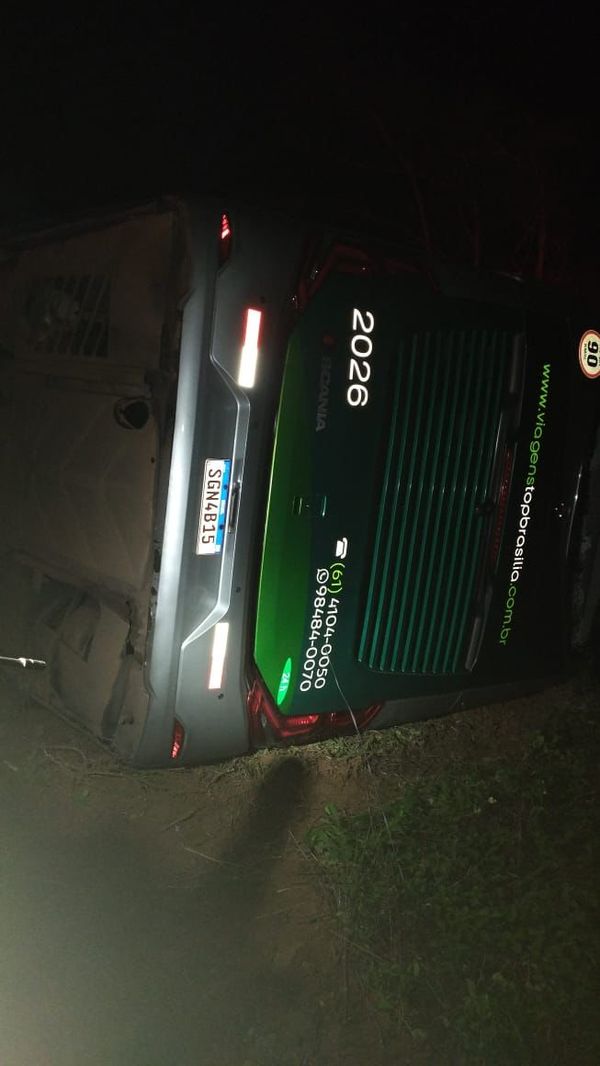 Ônibus tombou em declive na BR-430