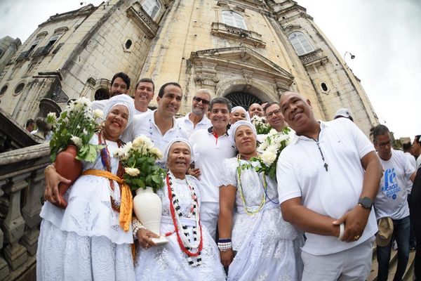 ACM Neto, Brunos Reis e políticos acompanham a Lavagem do Bonfim