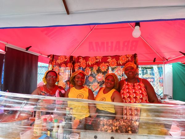 Daiana e família vendendo feijoada