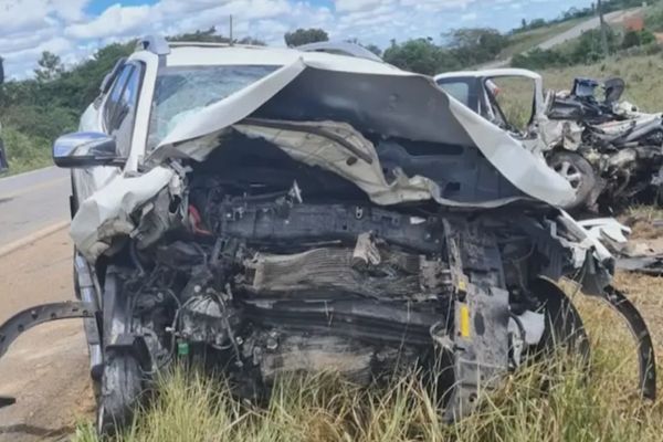 Frente de veículo fica destruído após acidente na BR-101, na Bahia