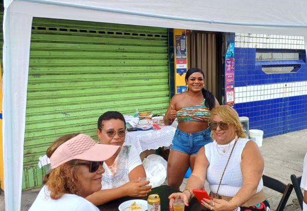 Mylla (de top colorido) e as clientes