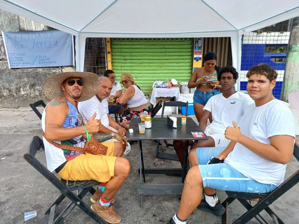 Ricardo com a família para comer feijão no Bonfim