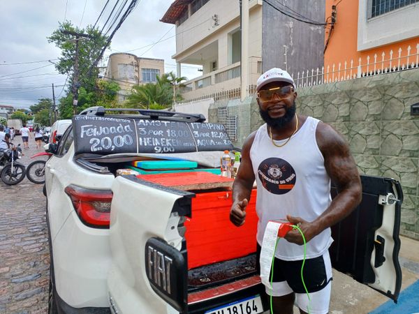 Urso com o carro da feijoada