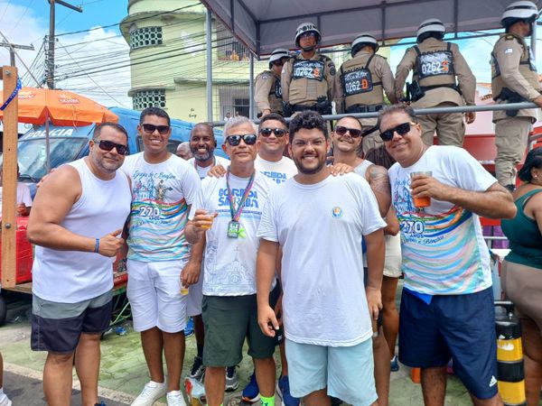 Vinicius e André com amigos do Imbuí