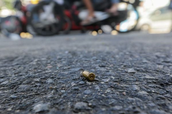 Cápsulas de bala ficaram espalhadas pela Rua Vital Rêgo