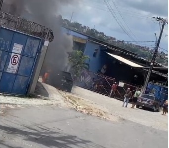 Comerciante não paga taxa e tem carro incediado por traficantes no Lobato