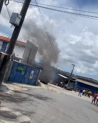 Comerciante não paga taxa e tem carro incediado por traficantes no Lobato