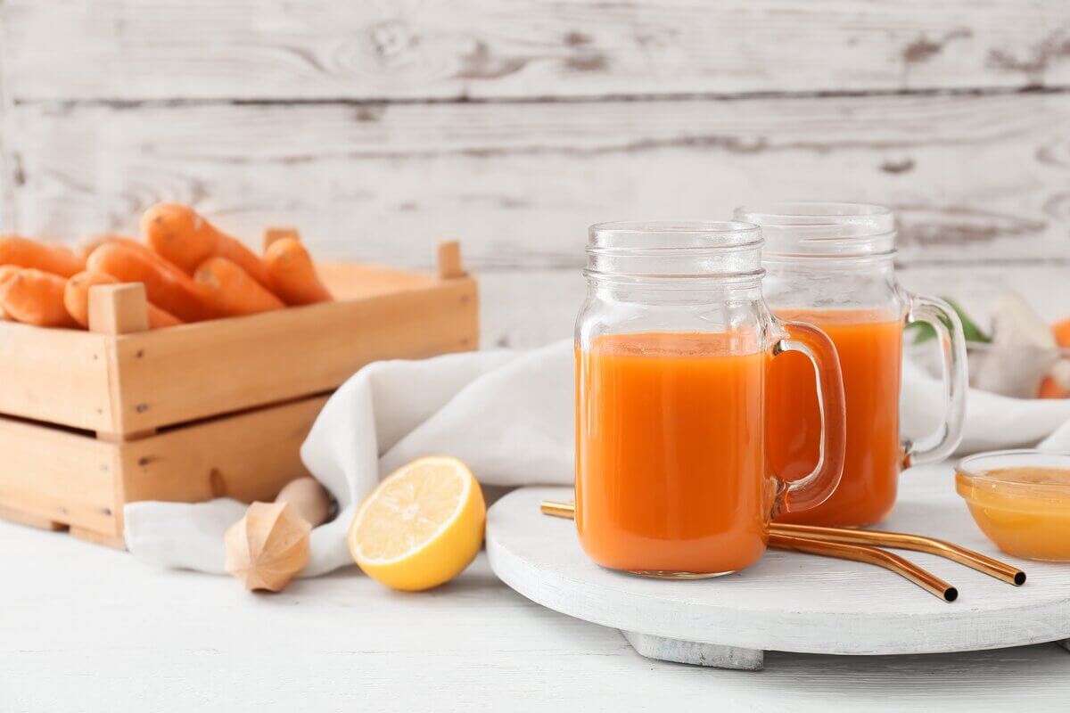 [Edicase]Suco de cenoura com limão (Imagem: Pixel-Shot | Shutterstock) por  