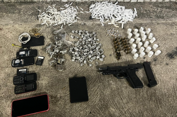 Uma arma, munições, drogas e celulares foram apreendidos com os suspeitos
