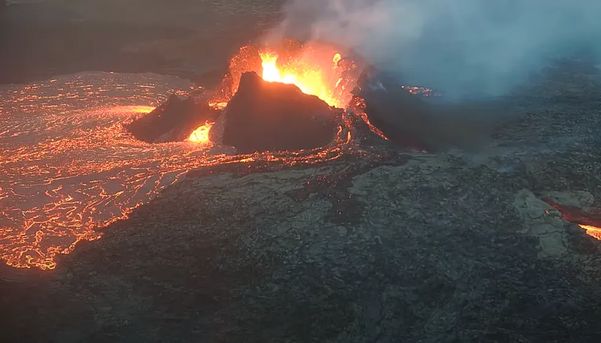 Câmera aérea captura rompimento de cratera e surgimento de novo vulcão na Islândia em 19 de julho de 2023