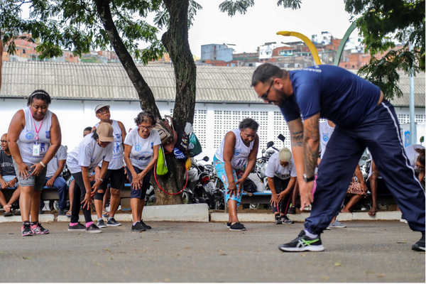 Durante as aulas, um instrutor de primeiros socorros fica disponível, caso haja necessidade de atendimento de algum idoso